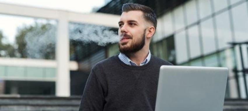 Praktický průvodce elektronik sigara a kovové pouzdro na cigarety pro stylové a bezpečné nošení